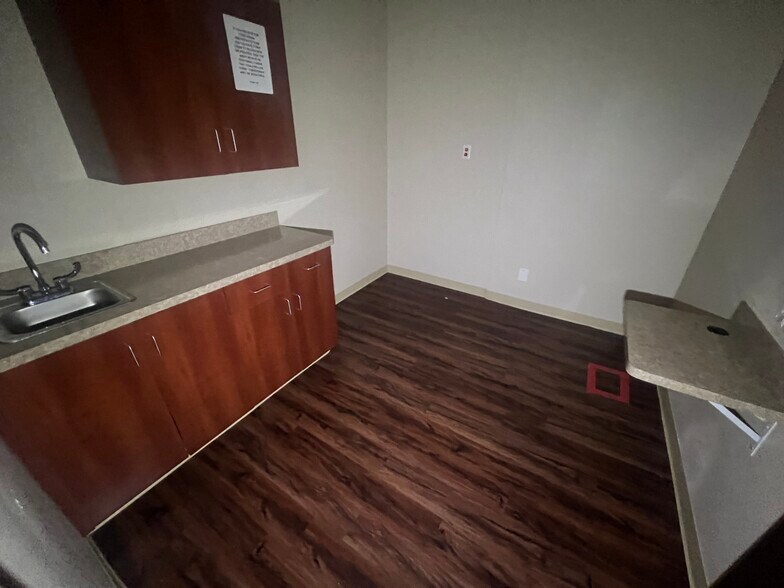 More Photos Of 1800 W Pioneer Pky, Arlington Medical For Lease