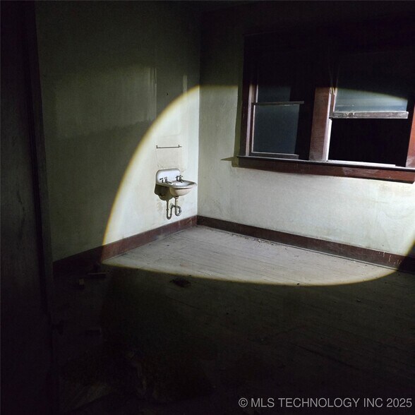 More Photos Of 523 E 6th St, Okmulgee Storefront Retail Office For Sale