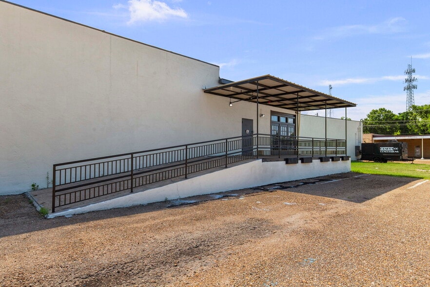 More Photos Of 110 E South St, Jackson Bar For Sale