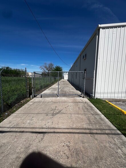 More Photos Of 6827 La Paseo St, Houston Warehouse For Lease