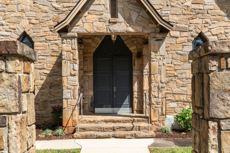 More Photos Of 208 St Marys St, Raleigh Loft Creative Space For Sale