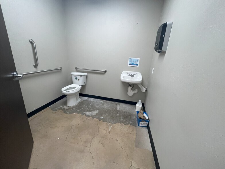 More Photos Of 7926 N May Ave, Oklahoma City Storefront Retail Office For Lease