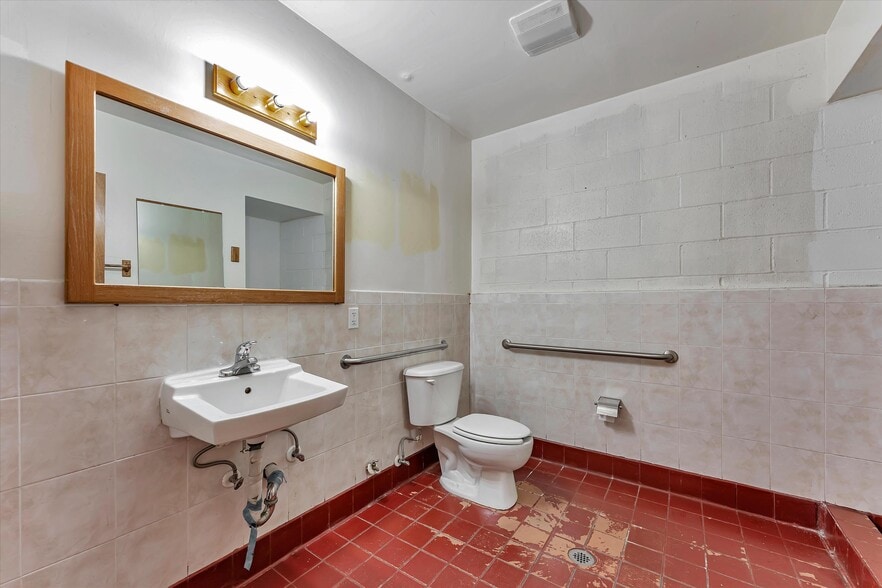 More Photos Of 1227 San Pablo Ave, Berkeley Storefront For Sale