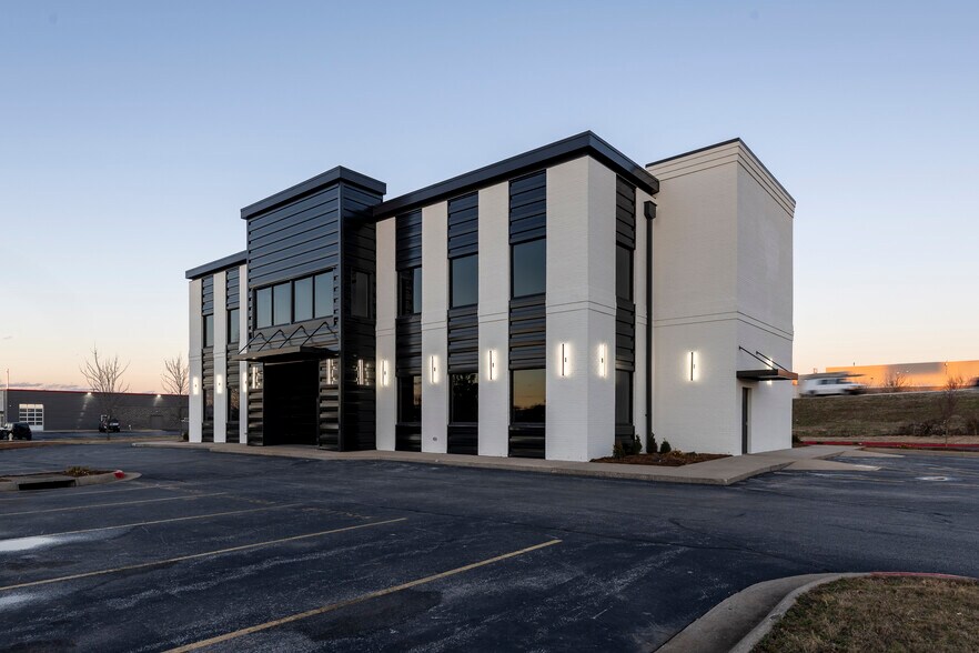 More Photos Of 3103 SE Moberly Ln, Bentonville Office For Lease
