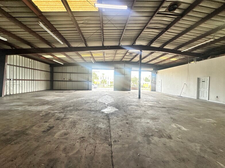 More Photos Of 3876 Bengert St, Orlando Warehouse For Lease