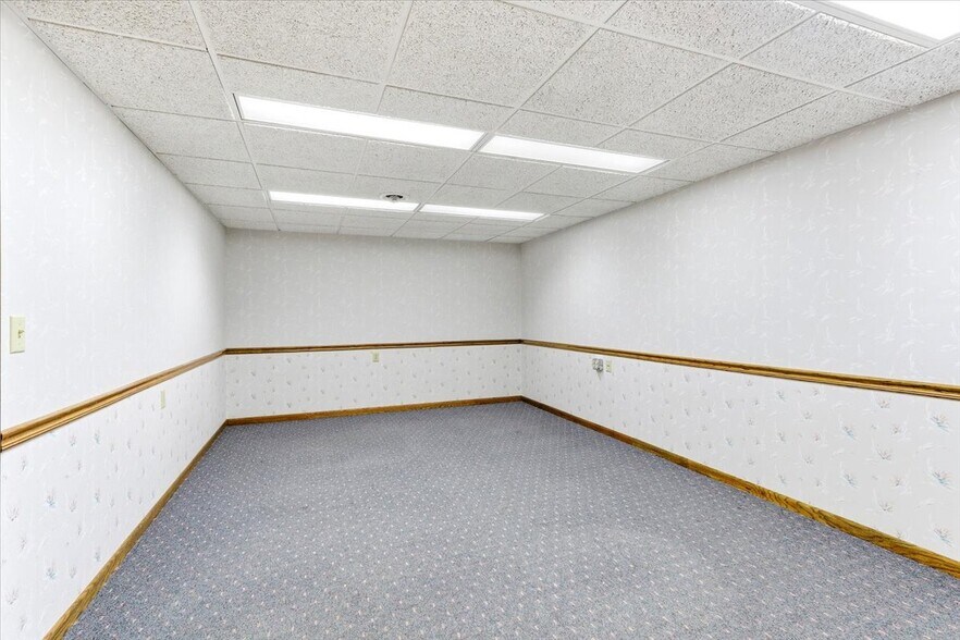 More Photos Of 1910 7th St S, Wisconsin Rapids Office For Sale