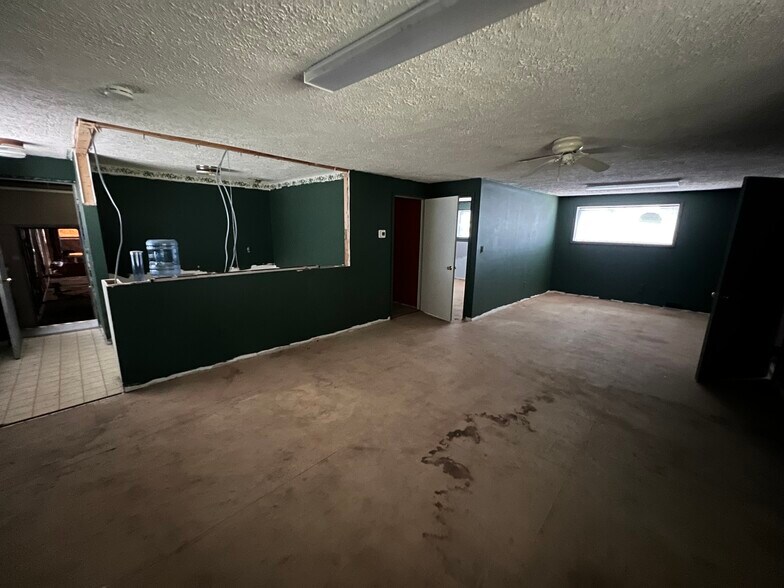 More Photos Of 805 Ohio Pike, Cincinnati Storefront Retail Office For Sale