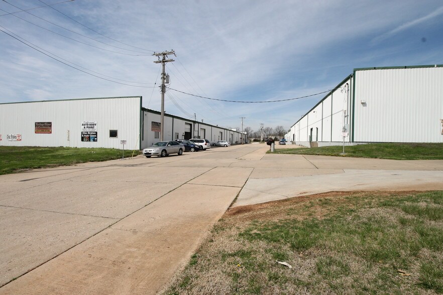 More Photos Of 3135 S Scenic Ave, Springfield Distribution For Lease