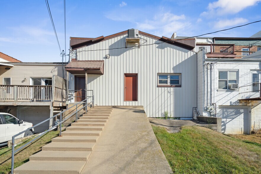 More Photos Of 120 W Mission St, Strawberry Point Office For Sale