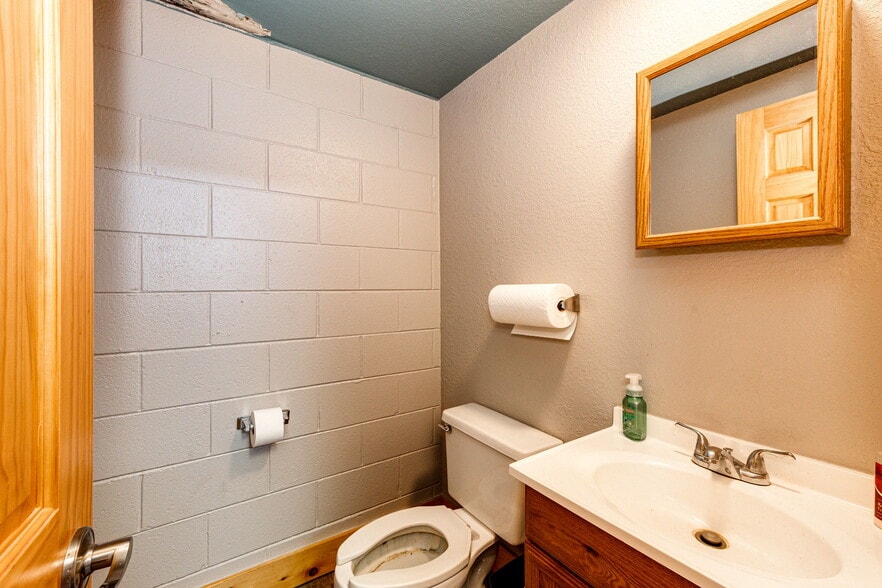 More Photos Of 228 Comanche St, Kiowa Office For Sale