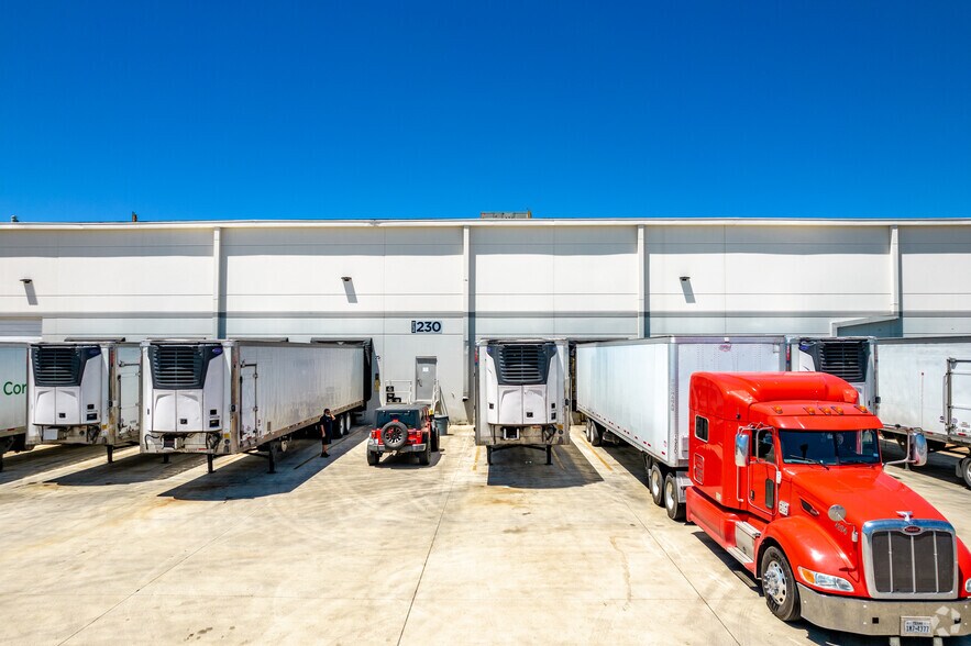 More Photos Of 19500 Bulverde Rd, San Antonio Distribution For Lease
