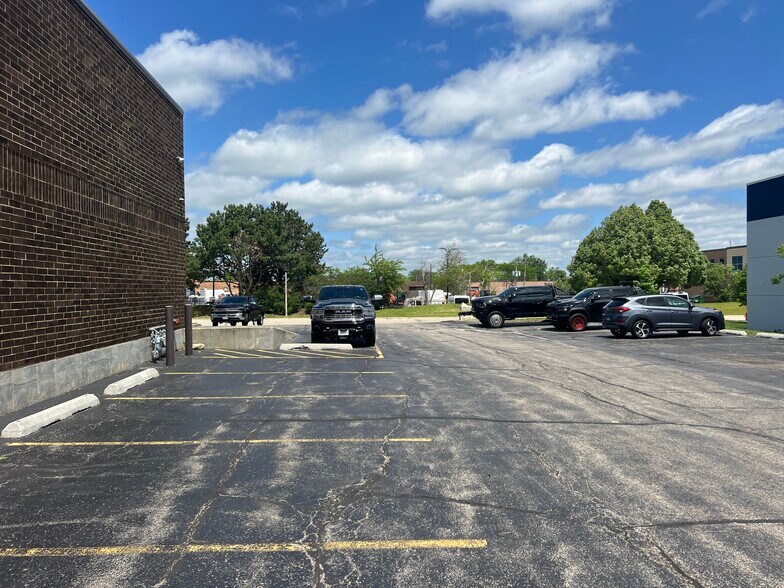 More Photos Of 1371-1375 Wilhelm Rd, Mundelein Distribution For Lease