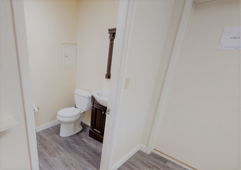 More Photos Of 401 Center St, Healdsburg Storefront Retail Office For Lease