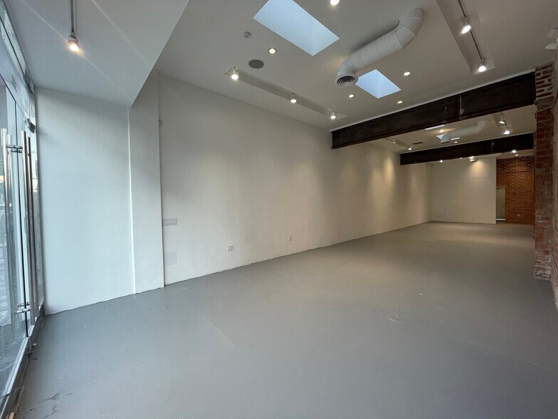 More Photos Of 320-322 S Robertson Blvd, Los Angeles Storefront For Lease