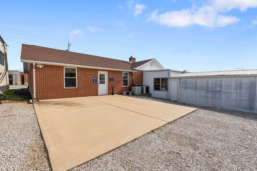 More Photos Of 407 W Saint Joseph St, Perryville Office For Sale