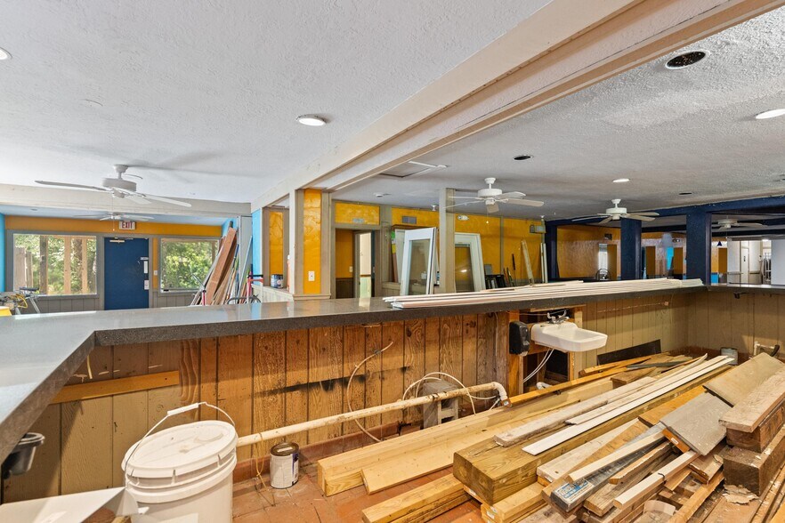 More Photos Of 6024 Cortez Blvd, Weeki Wachee General Retail For Sale