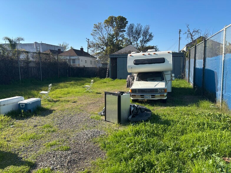 More Photos Of 2429 Market St, Oakland Warehouse For Sale