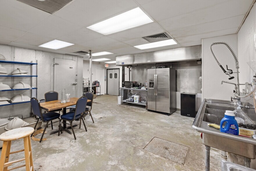 More Photos Of 2866 Poplar Ave, Memphis Storefront Retail Office For Sale