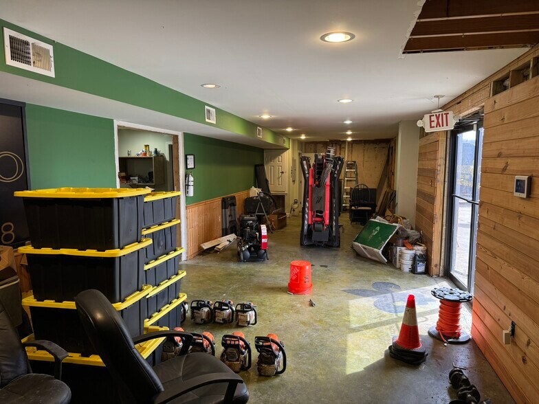 More Photos Of 96 W 27th St, Kenner Industrial For Sale