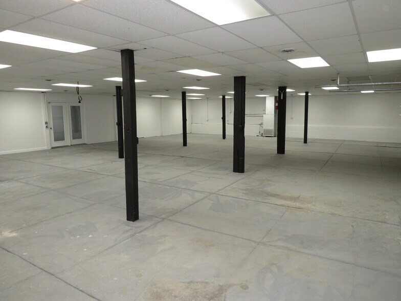 More Photos Of 300 W Joliet St, Ottawa Industrial For Sale