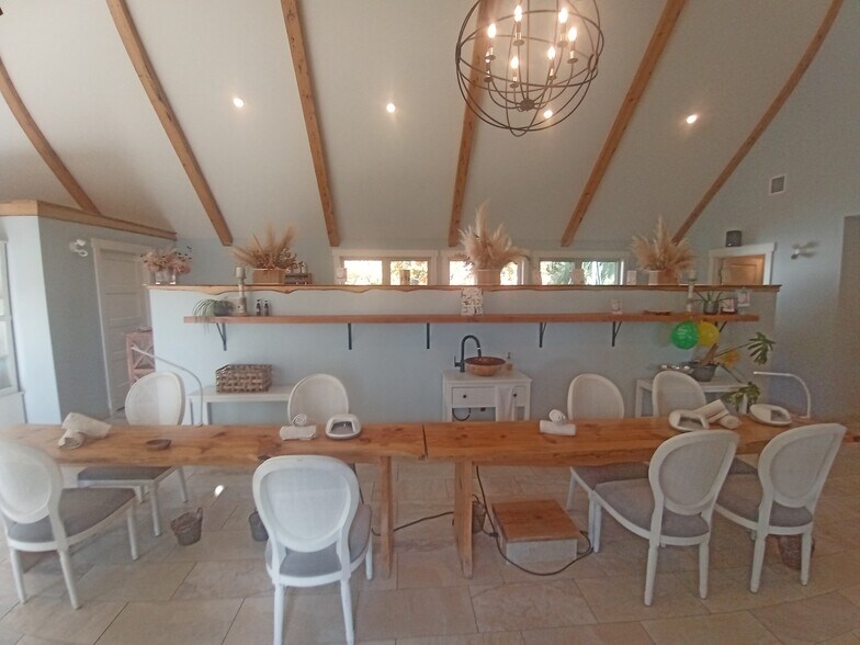 More Photos Of 1998-2006 Phelan Rd W, Ottawa Hotel For Lease