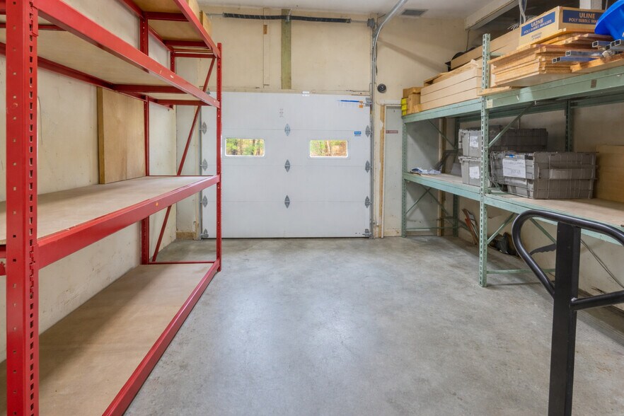 More Photos Of 444 Great Rd, Acton Showroom For Lease