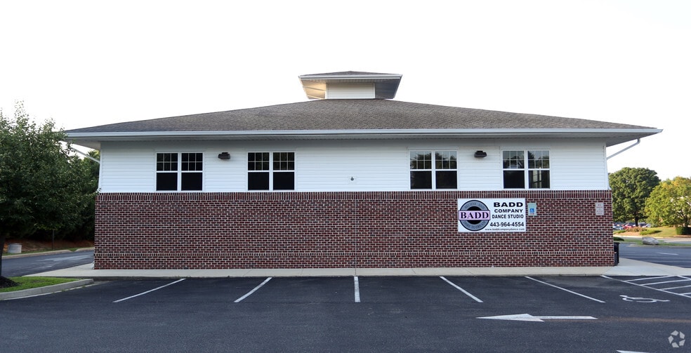 More Photos Of 8191 Jennifer Ln, Owings Office For Lease