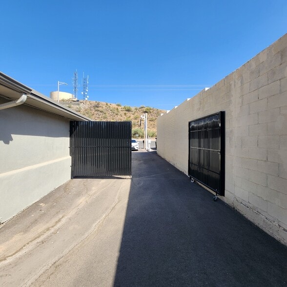 More Photos Of 8227 E Apache Trl, Mesa Flex For Lease