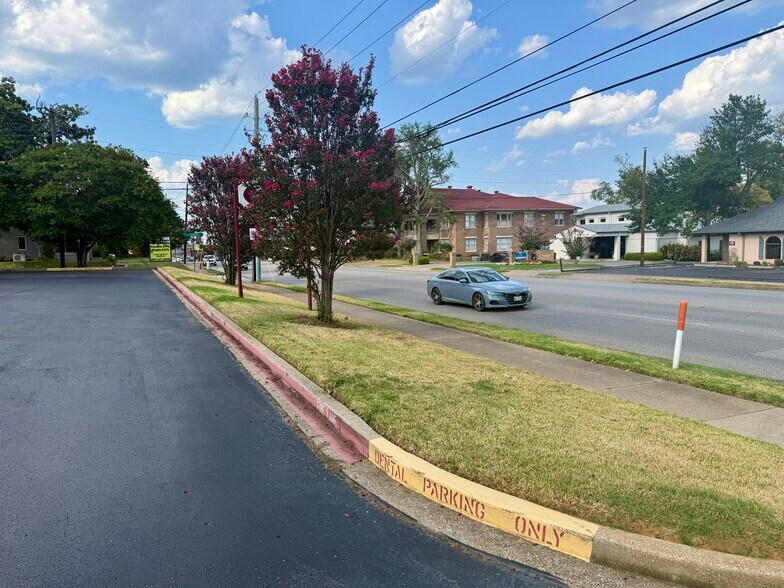More Photos Of 641 S Broadway Ave, Tyler Unknown For Lease