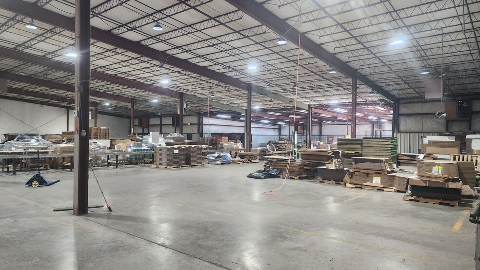 More Photos Of 894 W Albert Gallatin Ave, Gallatin Warehouse For Lease