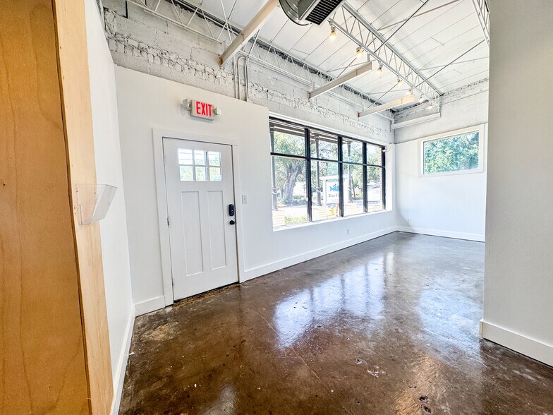 More Photos Of 920 Dauphin St, Mobile Office For Sale