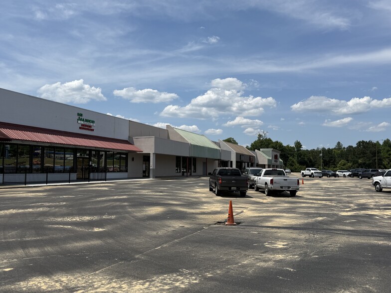 More Photos Of 100 Westgate Plz, Andalusia General Retail For Lease