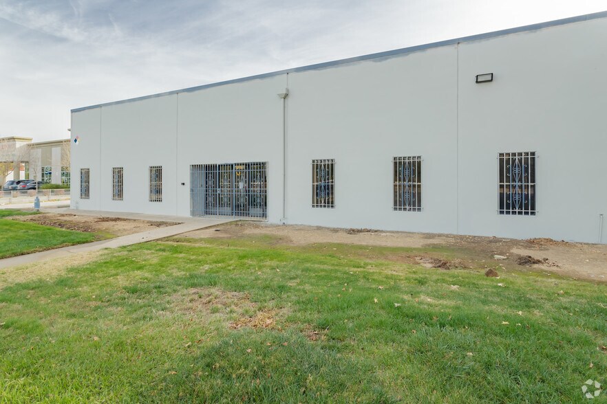 More Photos Of 8860 Fruitridge Rd, Sacramento Warehouse For Sale