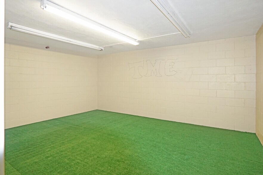 More Photos Of 1560 Commercial Ct, Jonesboro Office For Sale