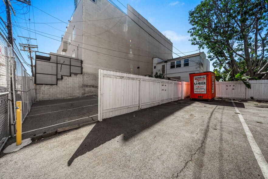 More Photos Of 1020-1024 S Robertson Blvd, Los Angeles Freestanding For Lease