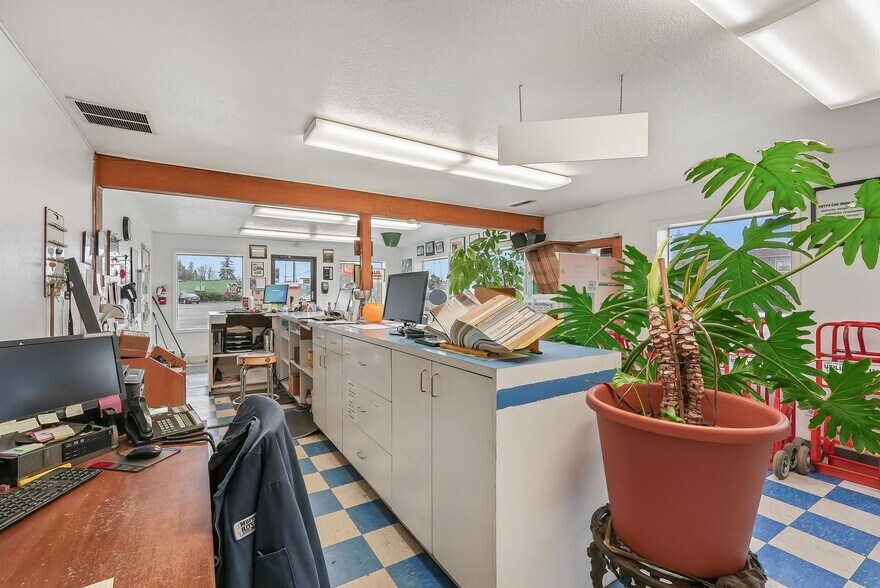 More Photos Of 555 N Pacific Hwy, Woodburn Auto Repair For Sale