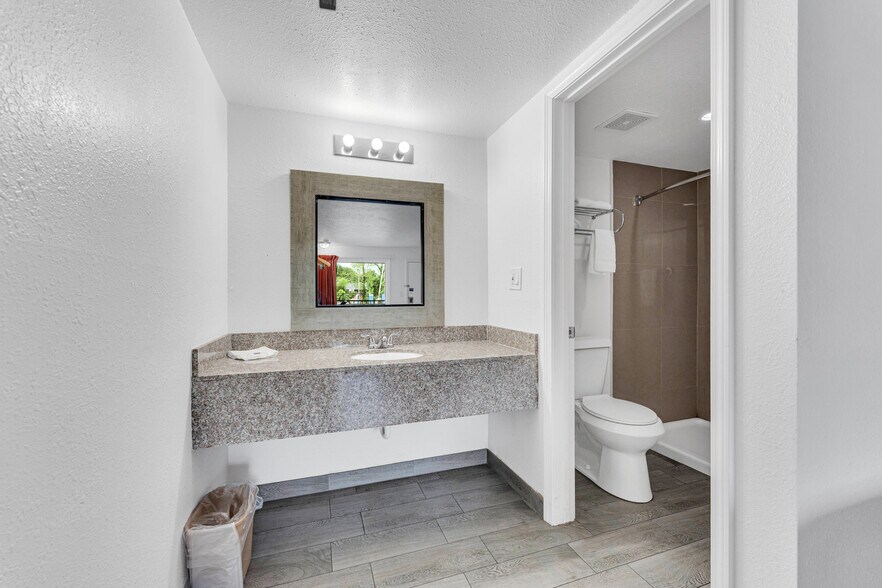 More Photos Of 1023 W Main St, Branson Hotel For Sale