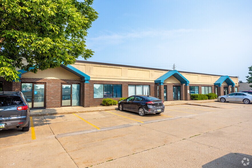 More Photos Of 2045 Grand Ave, West Des Moines Office For Lease