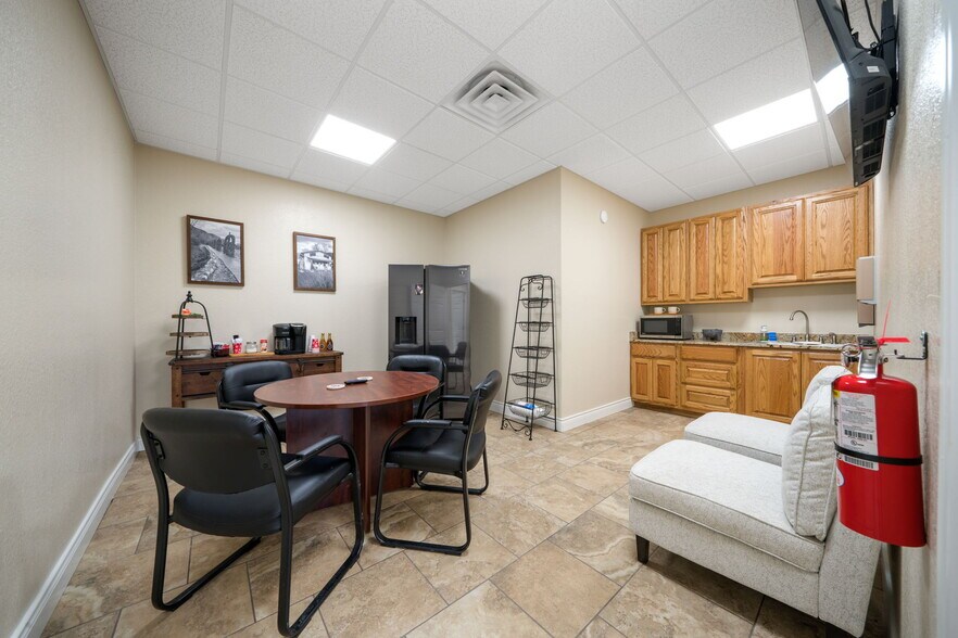 More Photos Of 200 N Yule Ave, Charlotte Office For Sale
