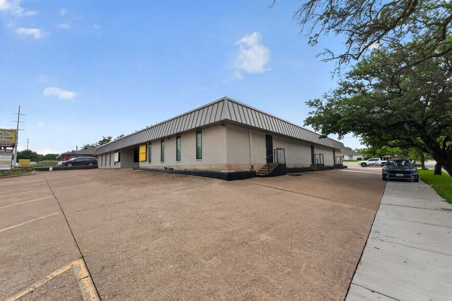 More Photos Of 401 W Centerville Rd, Garland Office For Sale