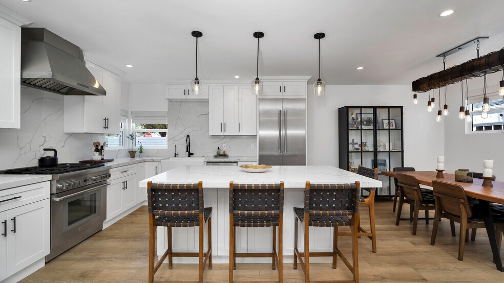 More Photos Of 308 E 18th St, Costa Mesa Shelter For Sale