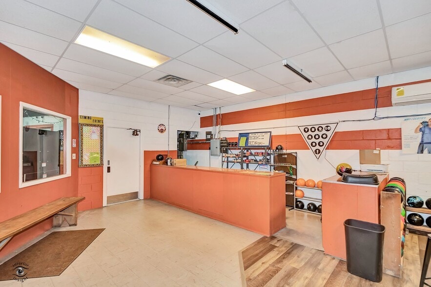 More Photos Of 405 NW Greely Ave, Iroquois Sports And Entertainment For Sale