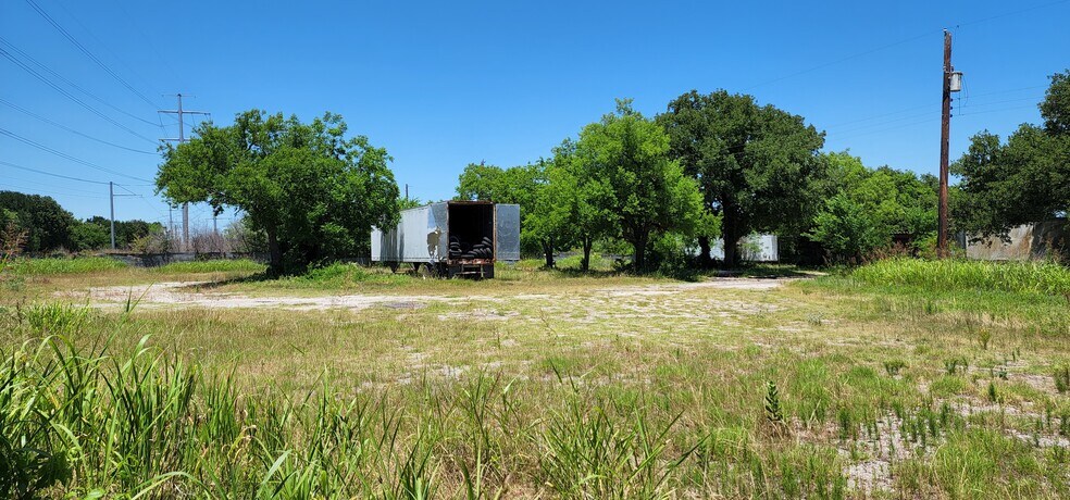 More Photos Of 7305 Julius Schepps Fwy, Dallas Warehouse For Sale