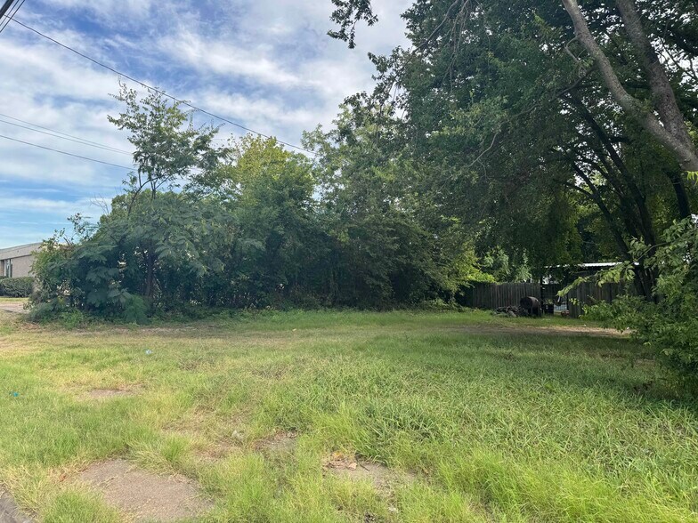 More Photos Of 300 N Washington St, Kaufman Office For Sale