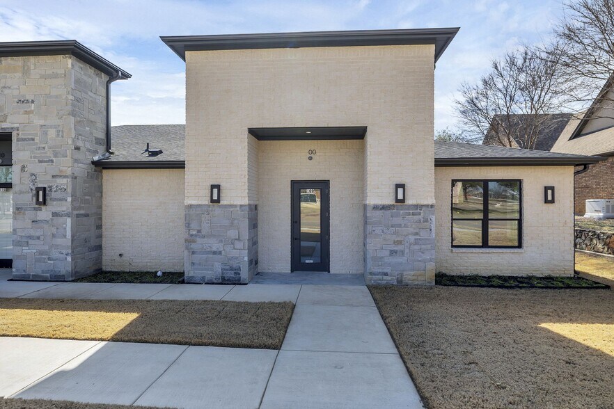 More Photos Of 1701 Fountainview Dr, Mansfield Office For Sale