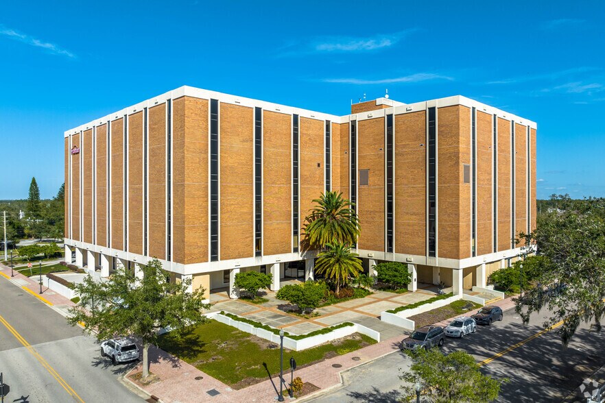 Primary Photo Of 199 Avenue B NW, Winter Haven Medical For Lease