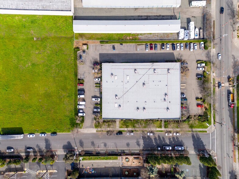 More Photos Of 3315 Airway Dr, Santa Rosa Distribution For Lease