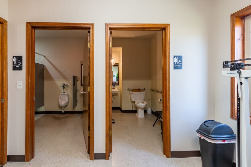 More Photos Of 2500 W 31st St, Lawrence Office For Sale