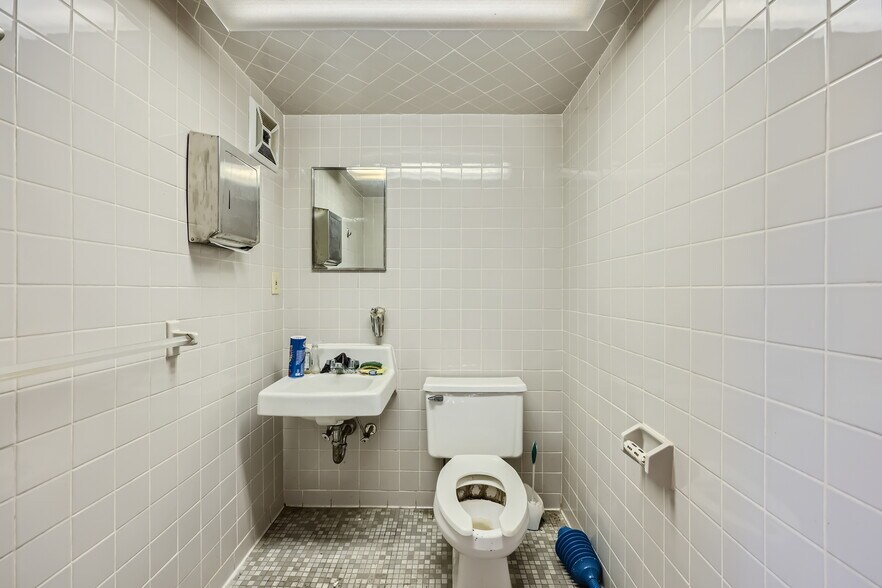 More Photos Of 2224 E Fayette St, Baltimore Warehouse For Lease