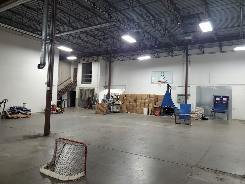 More Photos Of 301-303 W County Rd E2, New Brighton Manufacturing For Sale